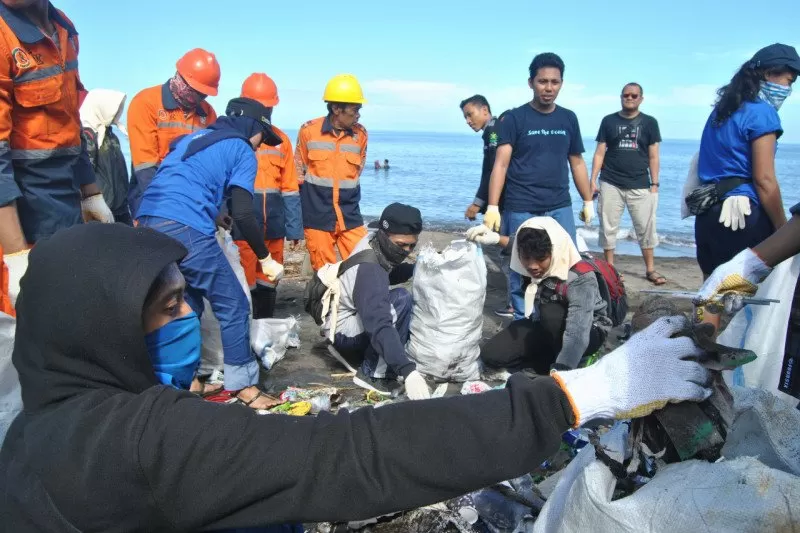 Aksi bersih pantai Makassar kumpulkan 1,4 ton sampah