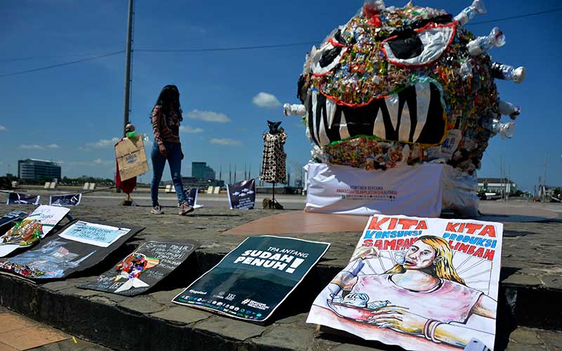 Aktivis Lingkungan Gelar Aksi Kampanye Anti Plastik Sekali Pakai di Pantai Losari Makassar