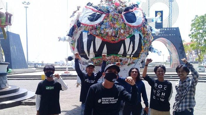 Ada Monster Plastik Corona di Anjungan Losari Makassar, Ini Tujuannya