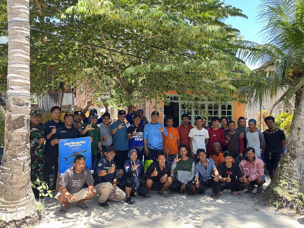 Foto Bersama dengan Masyarakat di Pulau Langkai