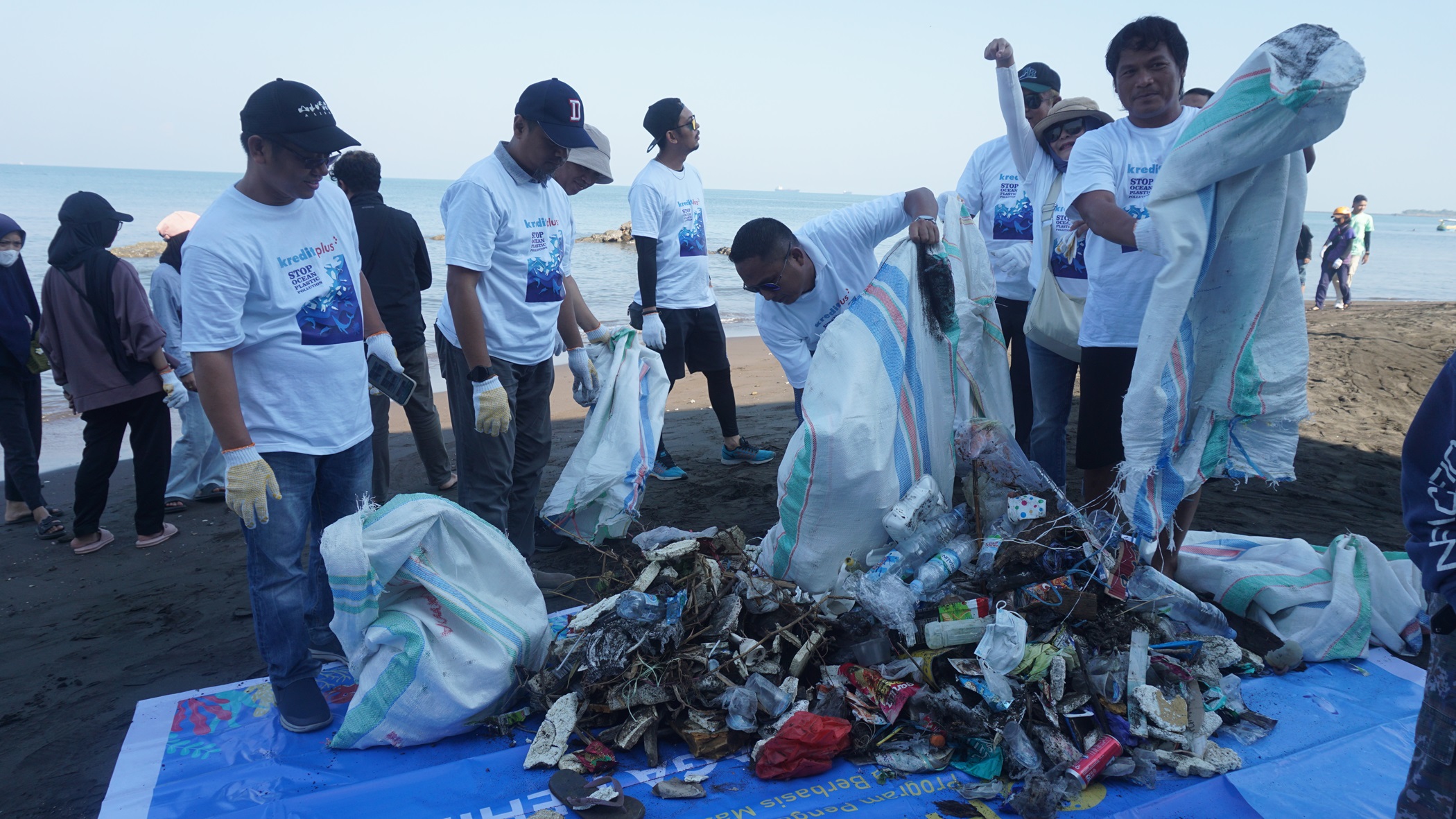 Aksi Pelestarian Lingkungan, KreditPlus Bersama YKL Indonesia Gelar Bersih Pantai dan Tanam Mangrove