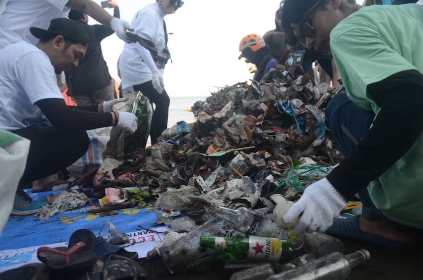 Dimotori YKL, Puluhan Komunitas Aksi Bersih Pantai Tanjung Bayang